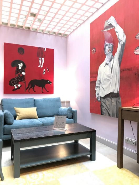Deux tableaux de Dominique Albertelli exposées en situation dans le Salon de Villa Violet Paris